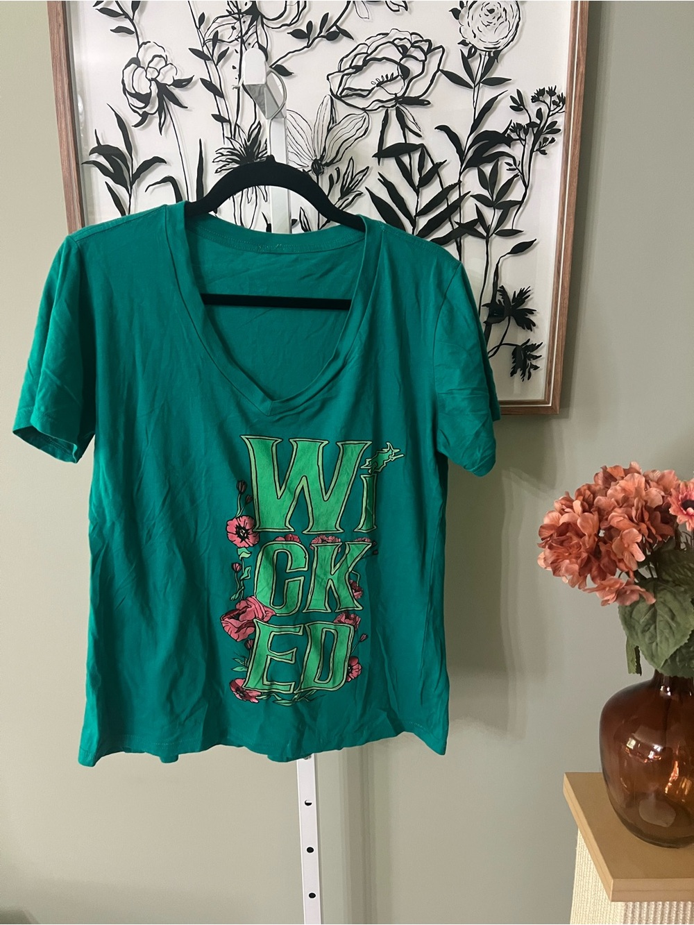 Wicked Broadway Musical Official Merch Green V-Neck Graphic T-Shirt Size Large